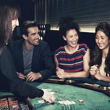 Blackjack am Tisch sitzen