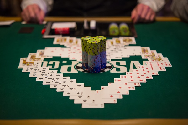 table de poker avec cartes